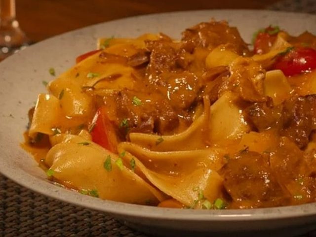 Papardelle com ragu de ossobuco servido em prato fundo